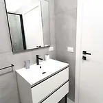 Akita باري